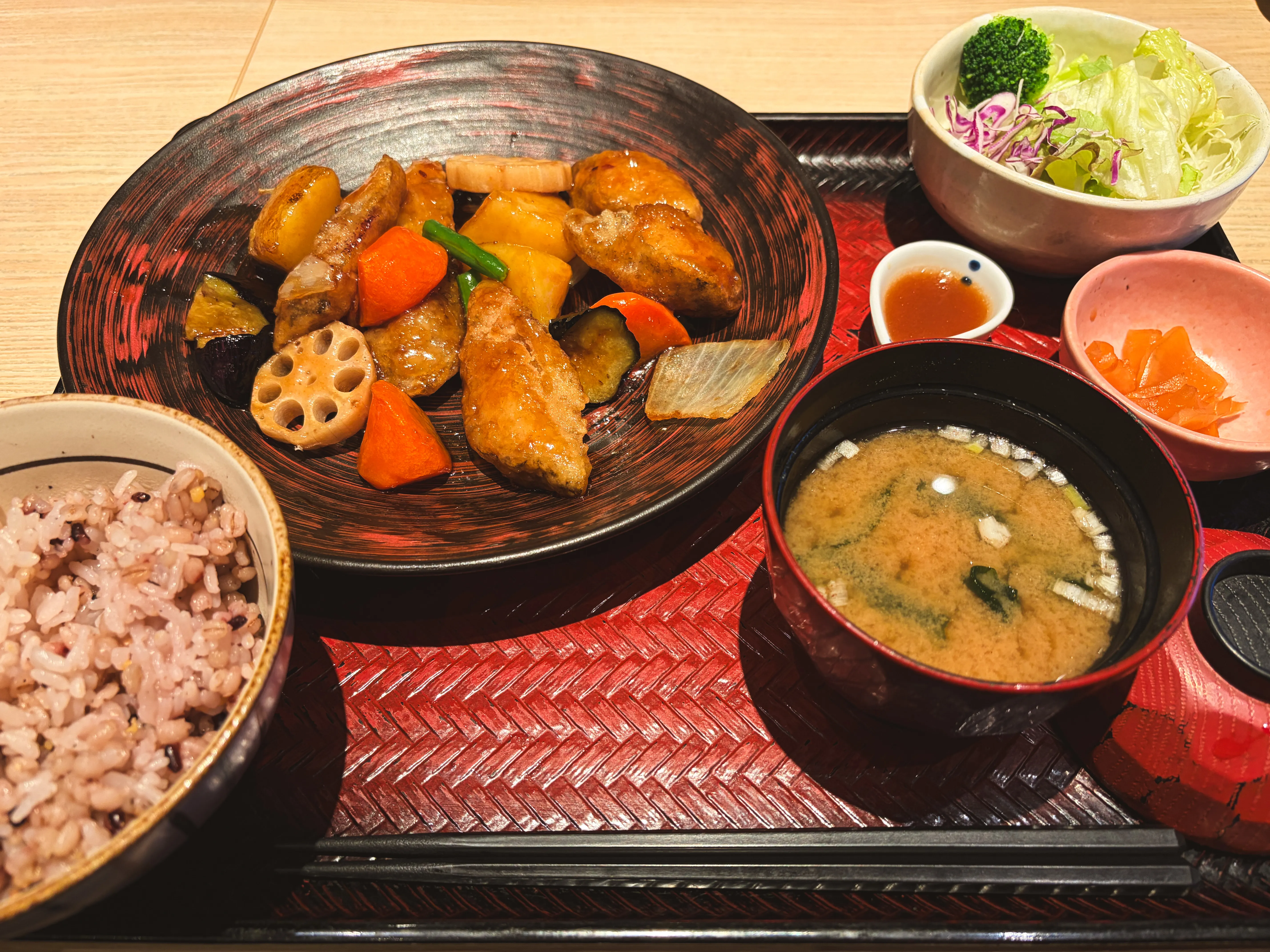 〈おかず増量〉すけそう鱈と野菜の黒酢あん定食