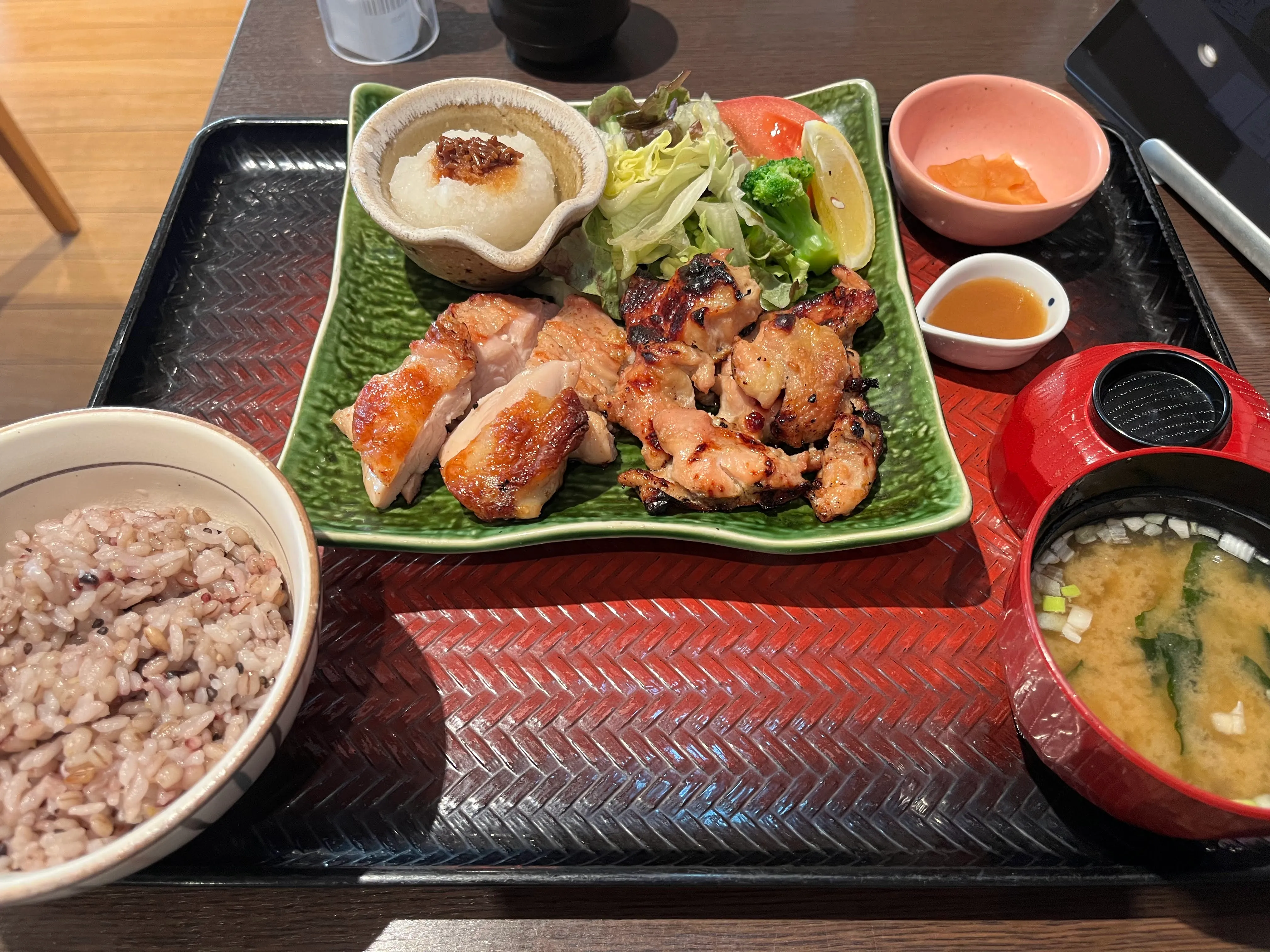 鶏トロ肉の白麹漬けともろみチキン炭火焼き定食